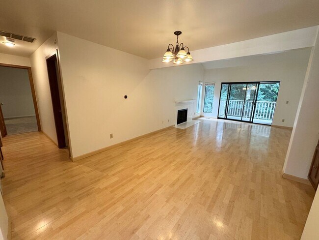 Building Photo - Spacious condo with 2 parking spaces included