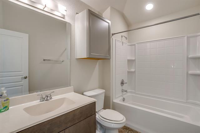 Building Photo - 817 Woodmark Dr