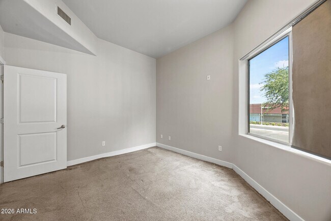 Building Photo - 945 E Playa Del Norte Dr