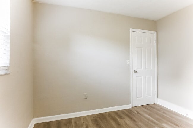 Building Photo - 710 NW 35th Ave