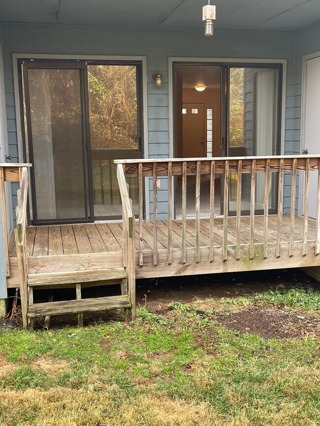 Building Photo - 105 Foxfire Dr