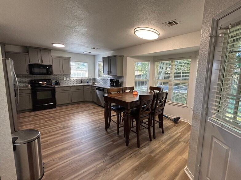 Building Photo - 431 Spicewood Trl