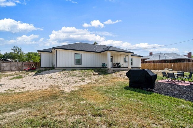 Building Photo - 204 Shadow Mountain Dr