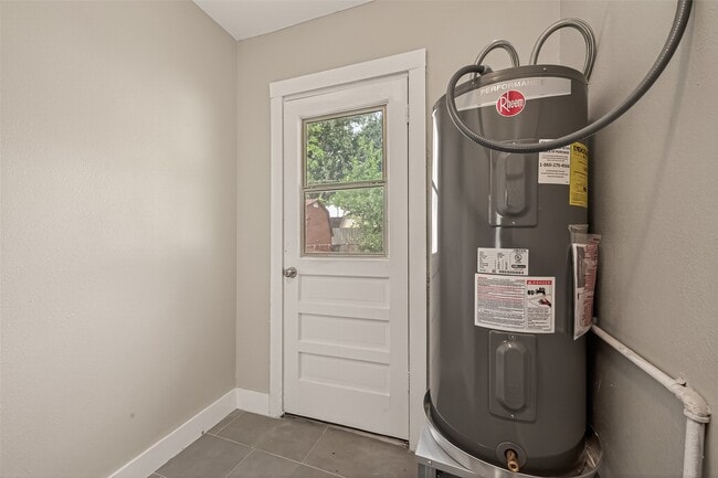 Building Photo - 226 W 4th St