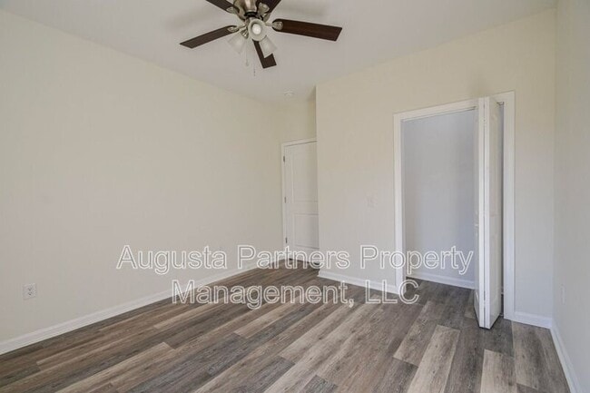 Building Photo - 2122 Circular Dr