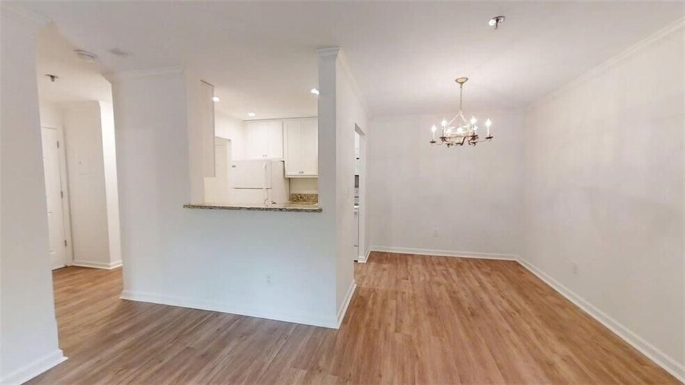 Building Photo - 300 Johnson Ferry Rd