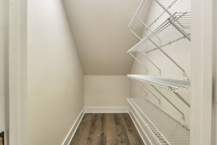 Building Photo - 520 N De Villiers St