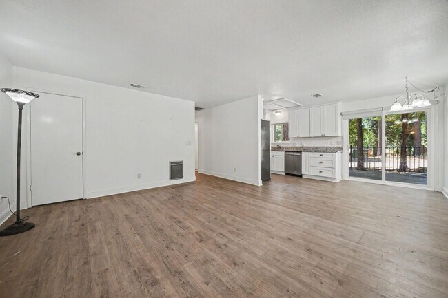 Building Photo - 16932 McKenzie Dr