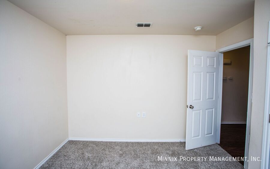 Building Photo - 9910 Weatherford Ave