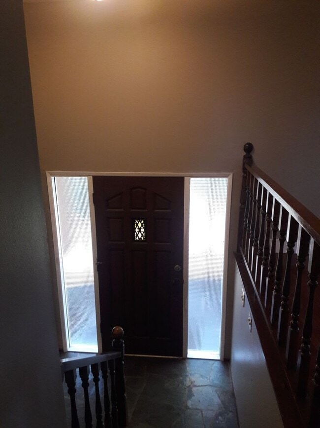 Building Photo - 4 Bedroom 3 Bathroom South Hills home Near...