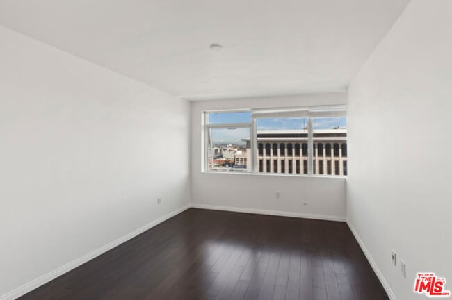 Building Photo - 3785 Wilshire Blvd