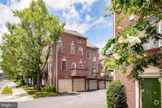 Building Photo - 2400 N Greenbrier Ct