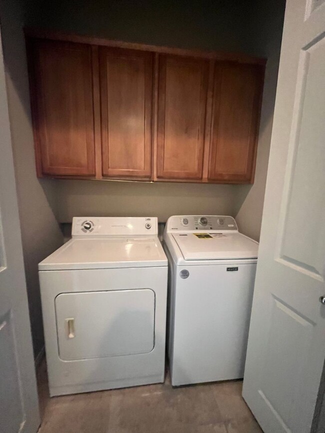 Building Photo - 2 bedroom 2 bath with bonus room/ office r...
