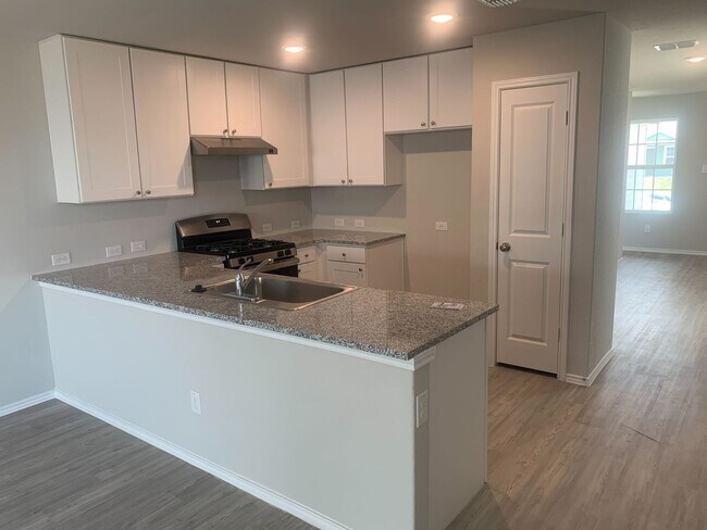 Building Photo - *MOVE IN SPECIAL* Comfortable Living with Open Kitchen & Fenced Yard!