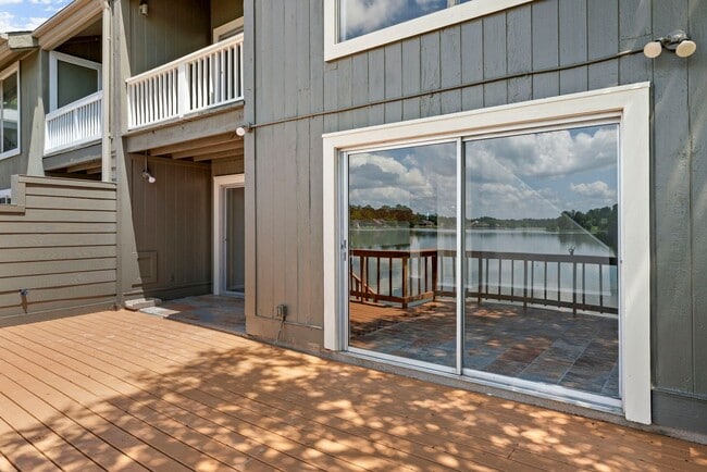Building Photo - Waterfront Townhome in Elkins Lake