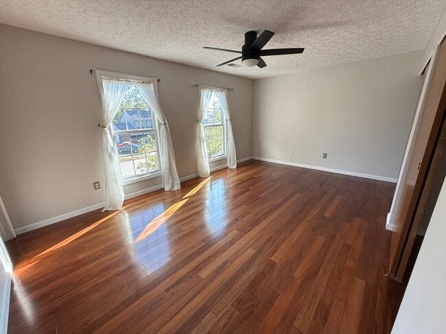 Building Photo - Updated 4 Bedroom, 2.5 Bath Home