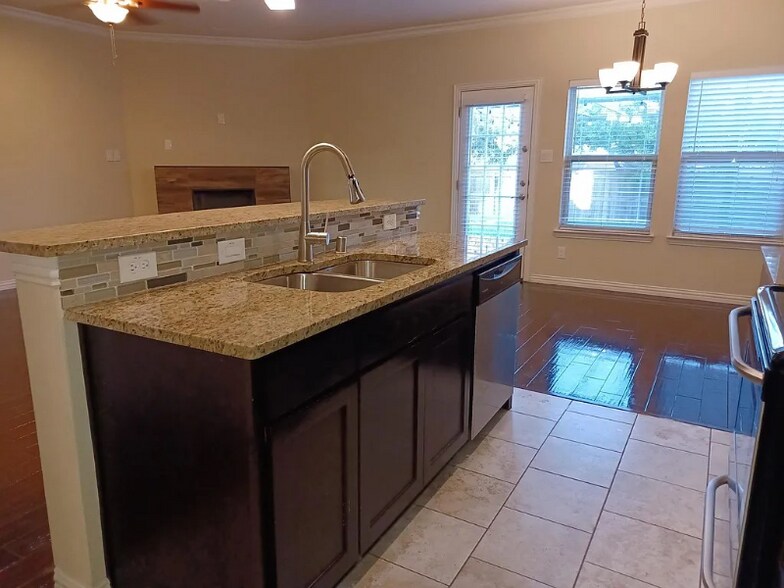 Building Photo - 326 Austin Ave