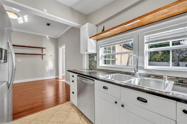 Building Photo - 1027 N Hampton Ave