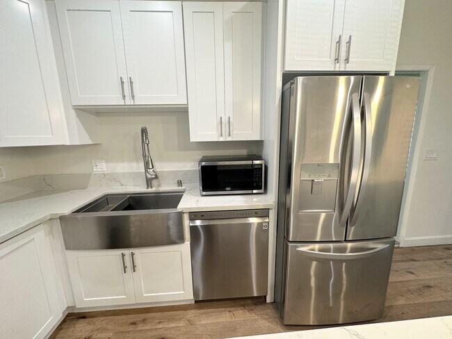 Building Photo - Gorgeous 2bd/2ba unit semi-furnished near ...