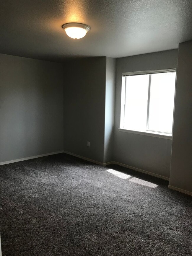 Building Photo - Townhome in NW Redmond in Fairhaven Vista