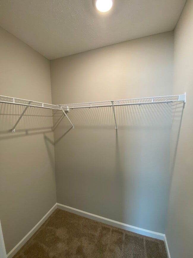 Building Photo - Like New Luxury Townhome! 3 BR, 2.5 BA, 1 Car Garage, Pool, Dog Park, and More!