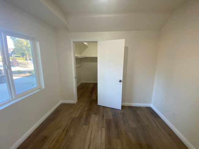 Building Photo - Modern Townhome with Gorgeous City Views – Prime Thousand Oaks Locati