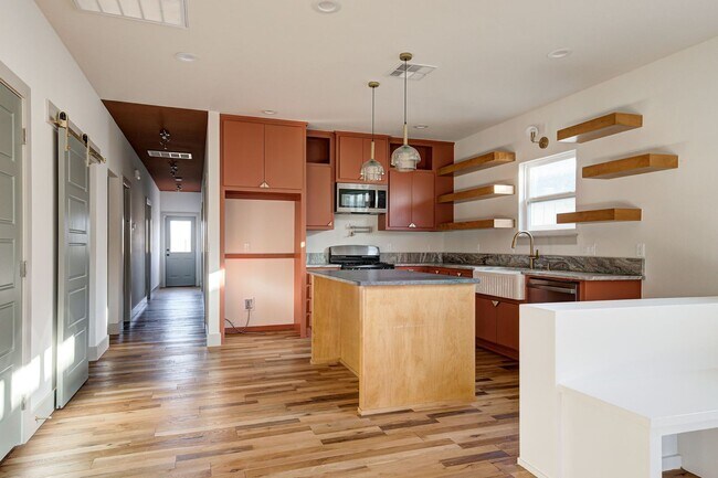 Building Photo - Unique home in OKC