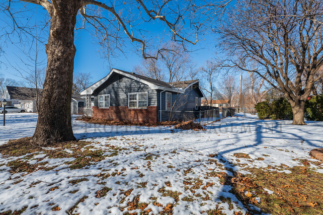 Building Photo - 1024 W Lockwood St