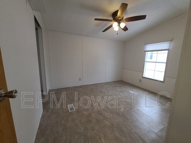 Building Photo - 700 W Ridgeway Ave