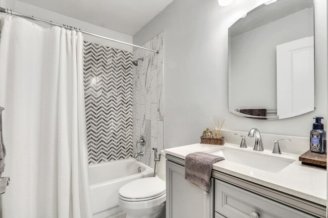 Building Photo - 658 White Ct