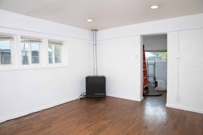 Living room - 230 E 6th Ave