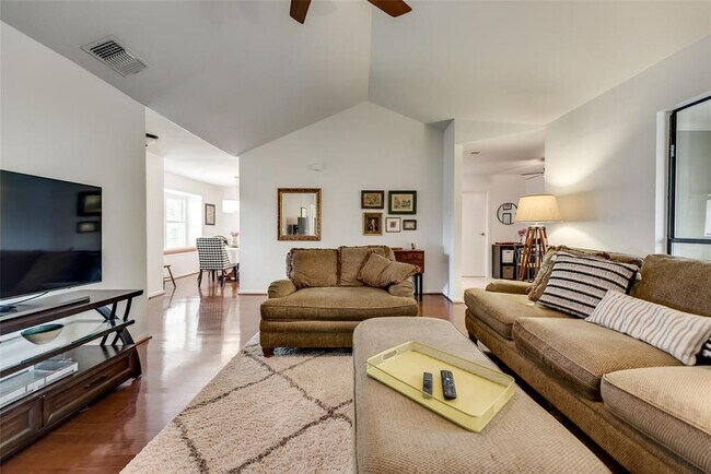 Building Photo - 900 Tupelo Dr