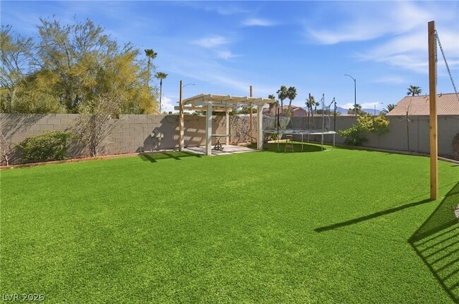 Building Photo - 747 Canyon Crest Dr