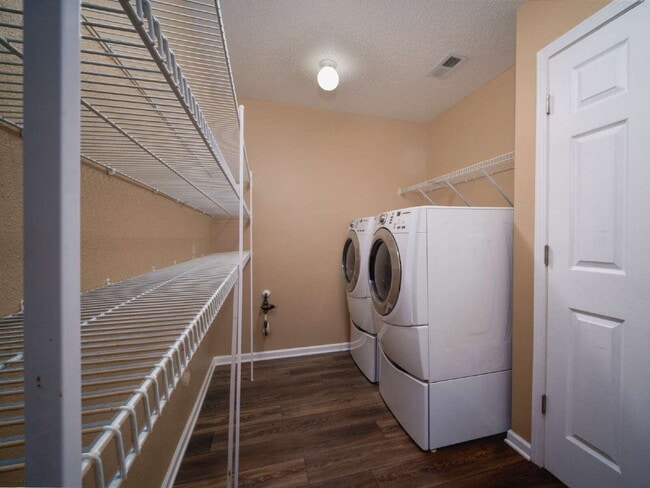 Building Photo - 910 Torsion Lane