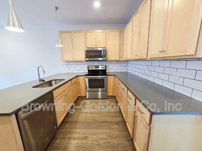 Building Photo - 1035 Chester Ave