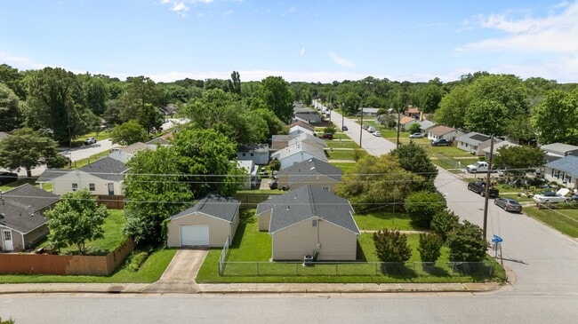 Building Photo - 2014 Somerville Dr