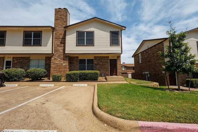 Building Photo - 910 Cedar Terrace