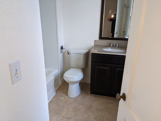 Building Photo - Beautiful 2 bedroom Townhome