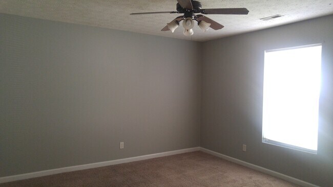 Building Photo - Southside Single Family Home Attached 2 Car Garage 3bd/2.5 Bath Romney Sub.