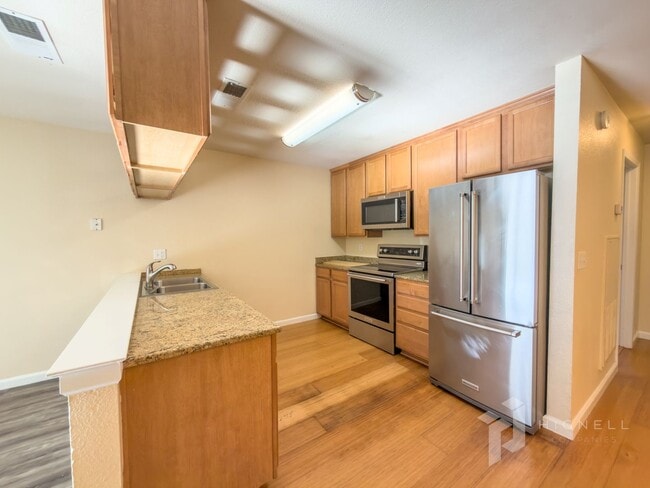 Building Photo - Gated Community, 3 Bed Condo!