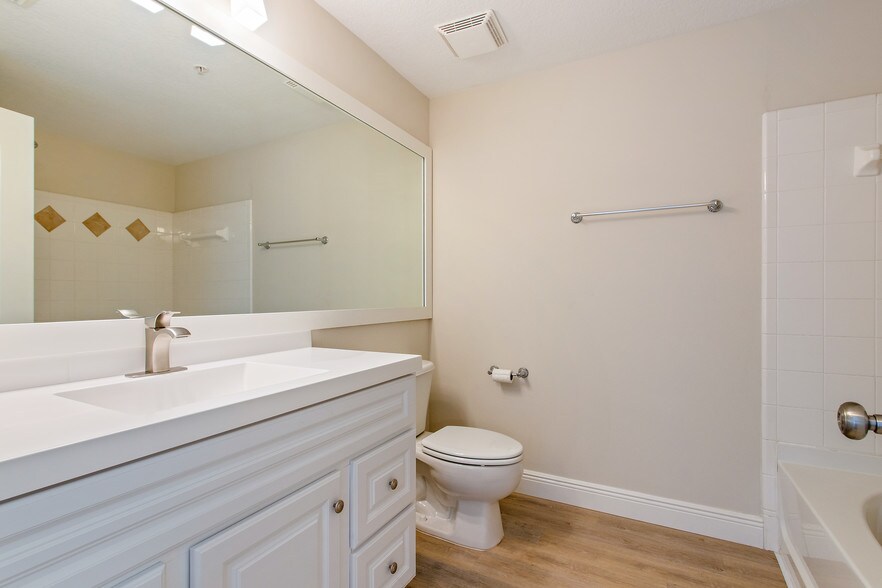 Building Photo - 9210 Myrtlewood Cir W
