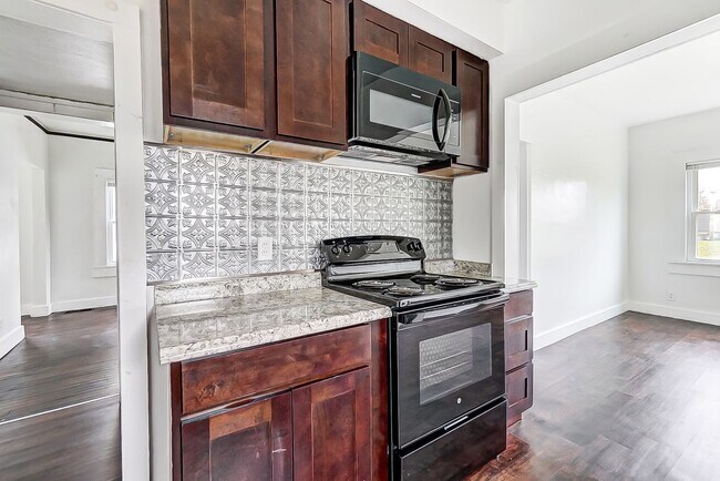 Building Photo - Cozy 3 bedroom w/backyard