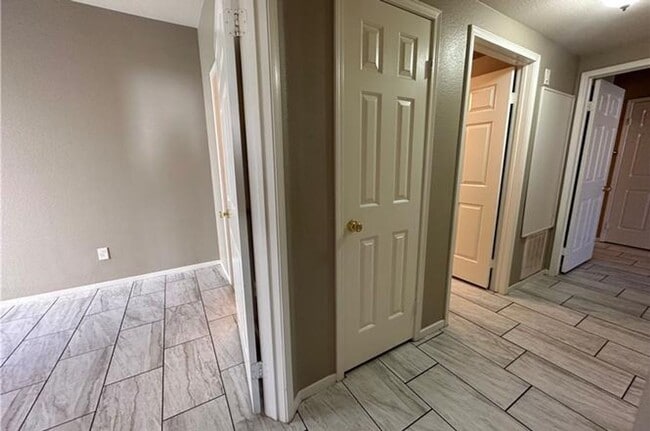 Building Photo - 6480 Annie Oakley Dr