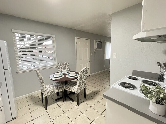 Building Photo - Lone Pine Apartments