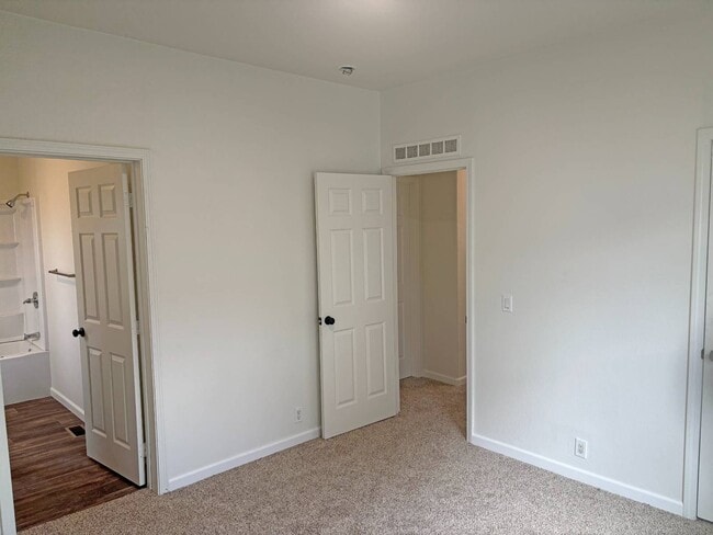 Building Photo - 220 S Elk St