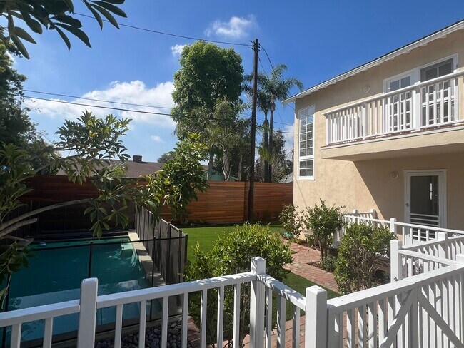 Gated Pool - 13228 Margate St