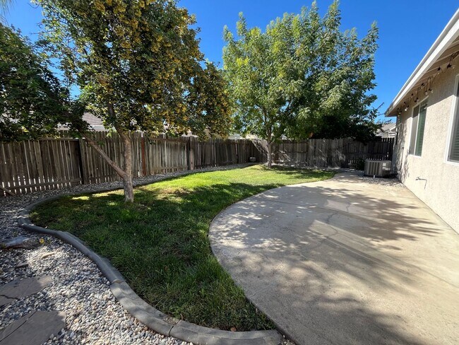 Building Photo - 3 Bed | 2 Bath | 1330SF | Tenant Pays $200...