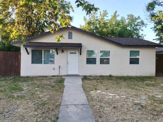 Building Photo - READY NOW! Newly Renovated! 4 Bdrm + Large Fenced Yard