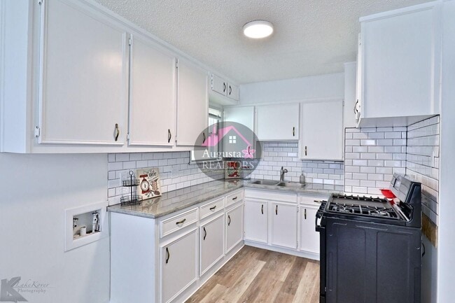 Building Photo - 3 Bedroom With Fresh Updates!