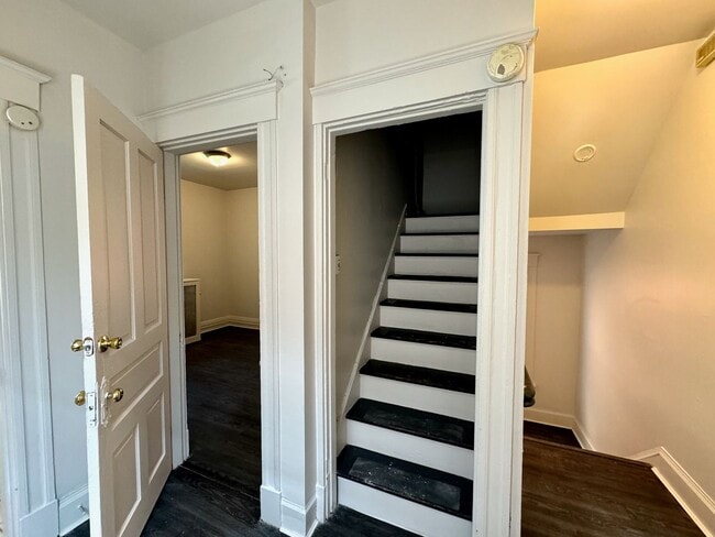 Building Photo - 5 bed/2 bath Mins. from UC Campus for Only...